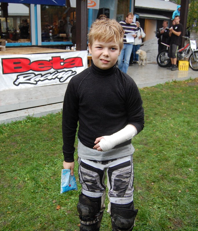 Bildet viser Martin Svendsen (11)med bandasjert arm og ispose