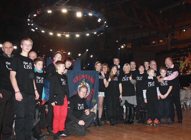 Bildet viser gruppen på 23 medlemmer av Grimstad Trialklubb, festkledde under Idrettsgallaen 2012