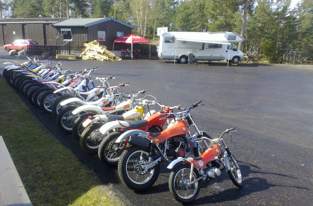Bildet viser 20 trialsykler linet opp foran Motorsenteret