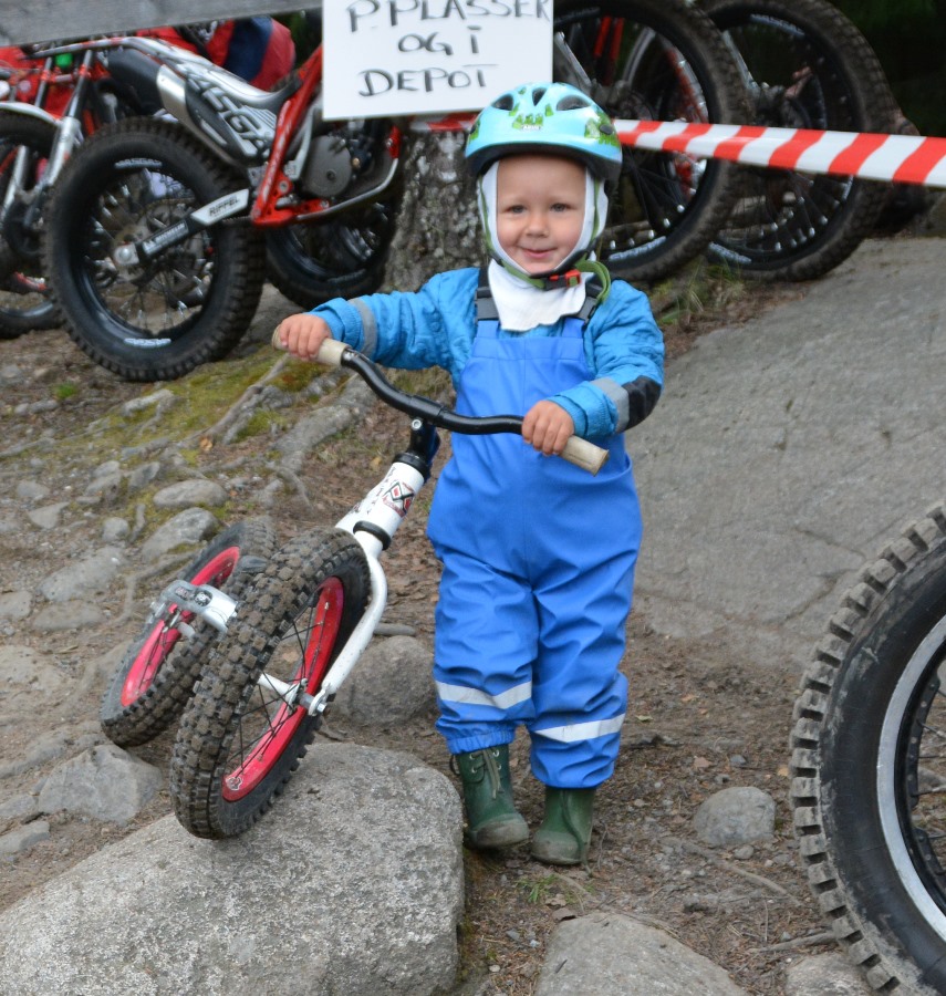 Jonas Ertmann Poulsen er 2 år og  har overtatt sykkelen til storebror. Her var det ikke snakk om å ta letteste vei: han skulle over steinene på veien før han satte seg på og trillet nedover. 