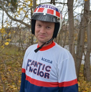 Tidsriktig antrekk hever opplevelsen. Odd Martin Sørheim var i toppskiktet med ekte vintage trøye og matchende hjelm! 