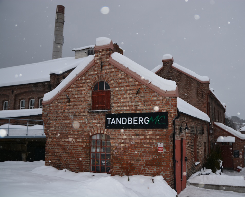 Tandberg holder til på Geithus i Modum, i gamle industrilokaler som kan virke skreddersydd til formålet - men i virkeligheten er tidligere brannstasjon og kantine! 