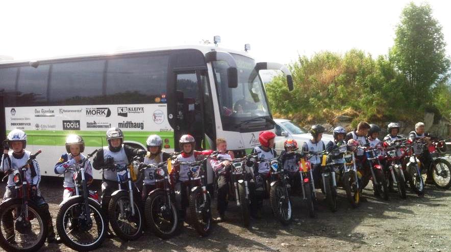 Bildet viser Kleives 14 deltakere foran fellesbussen